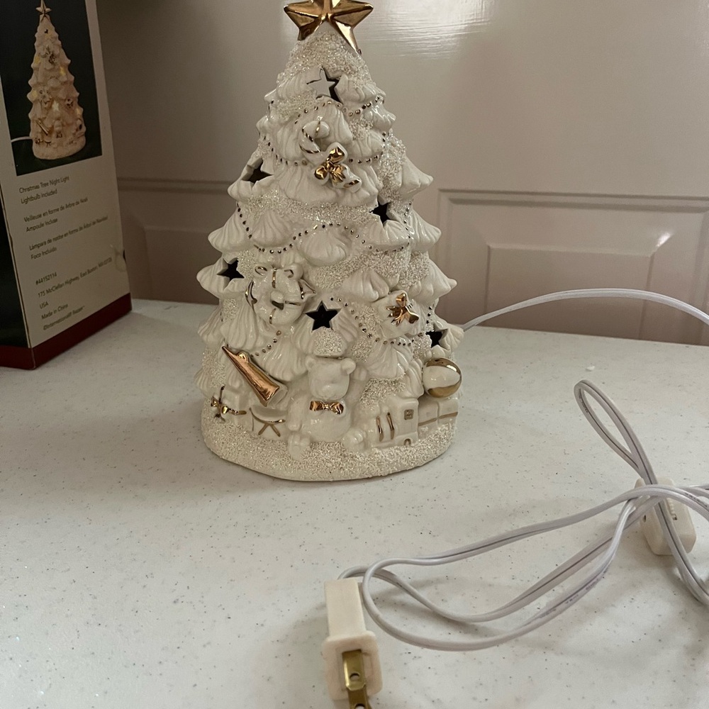 Vintage International Bazaar Ceramic White and Gold Christmas Tree - Picture 4 of 12